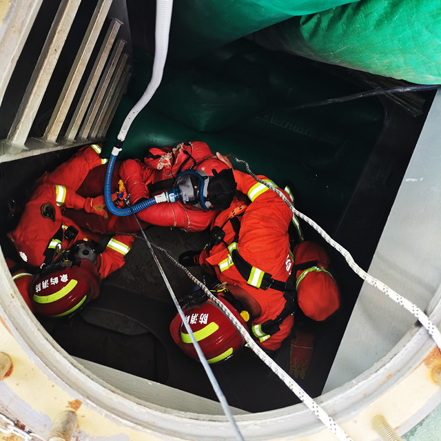 象屿海装开展“有限空间人员中毒窒息”应急救援演练