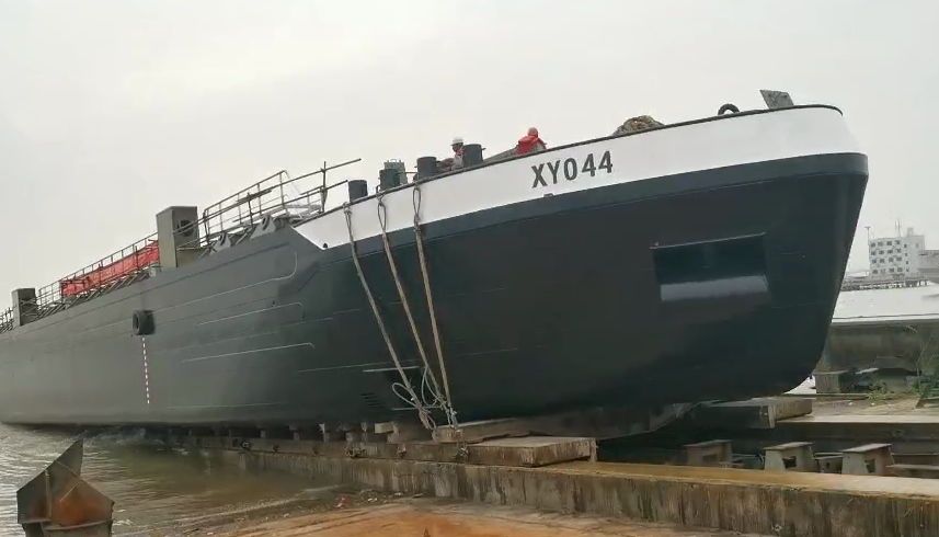 110米不锈钢驳船（XY044）顺利下水