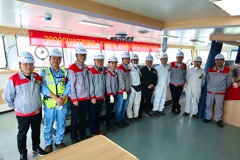 象屿海装首制79900DWT散货船实现下水前上建完工交付