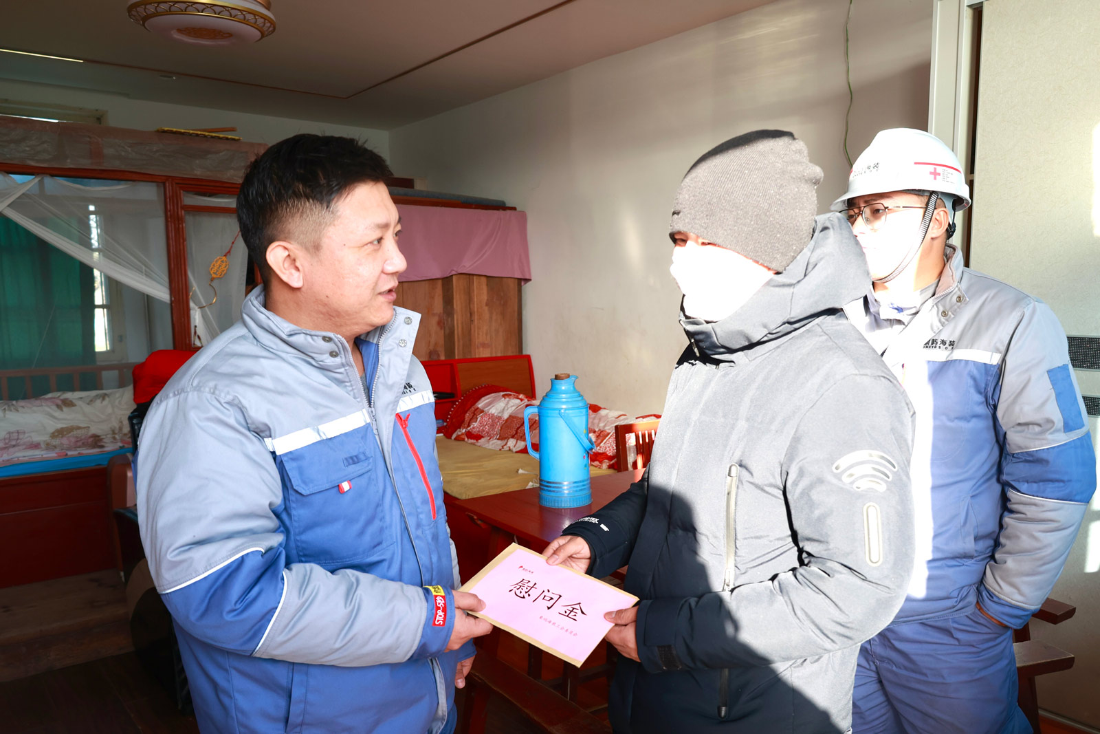 象屿海装工会开展春节前慰问困难职工活动