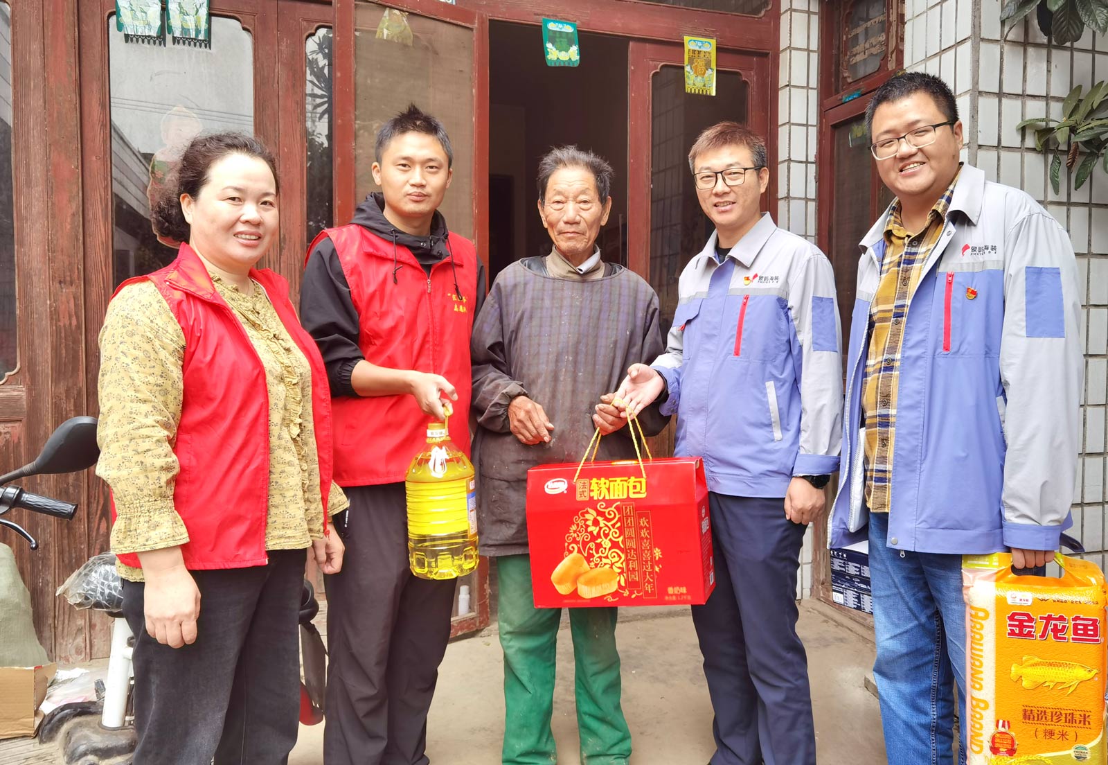 心系桑榆 情暖重阳｜象屿海装党总支开展重阳节走访慰问活动